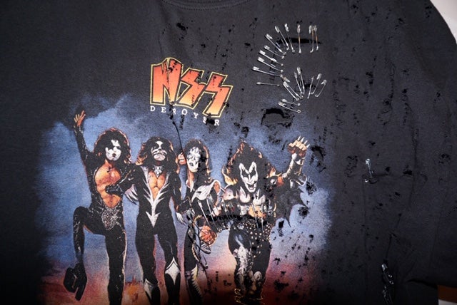 KISS PINNED TEE